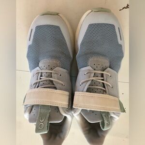 On cloud Running Kids Sneakers in Light Blue and White size 2
